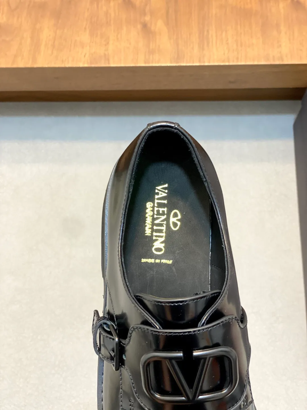 Men's shoes 💰740 VALENTINO Valentino's new men's fashionable casual leather shoes. These leather shoes are made of imported cowhide leather uppers, dyed calfskin lining and calfskin insoles. The upper foot is soft, comfortable and breathable. Comes with complete packaging in the original box! Visible details and quality. Size: 39-44 (customized at 38.45.46)
